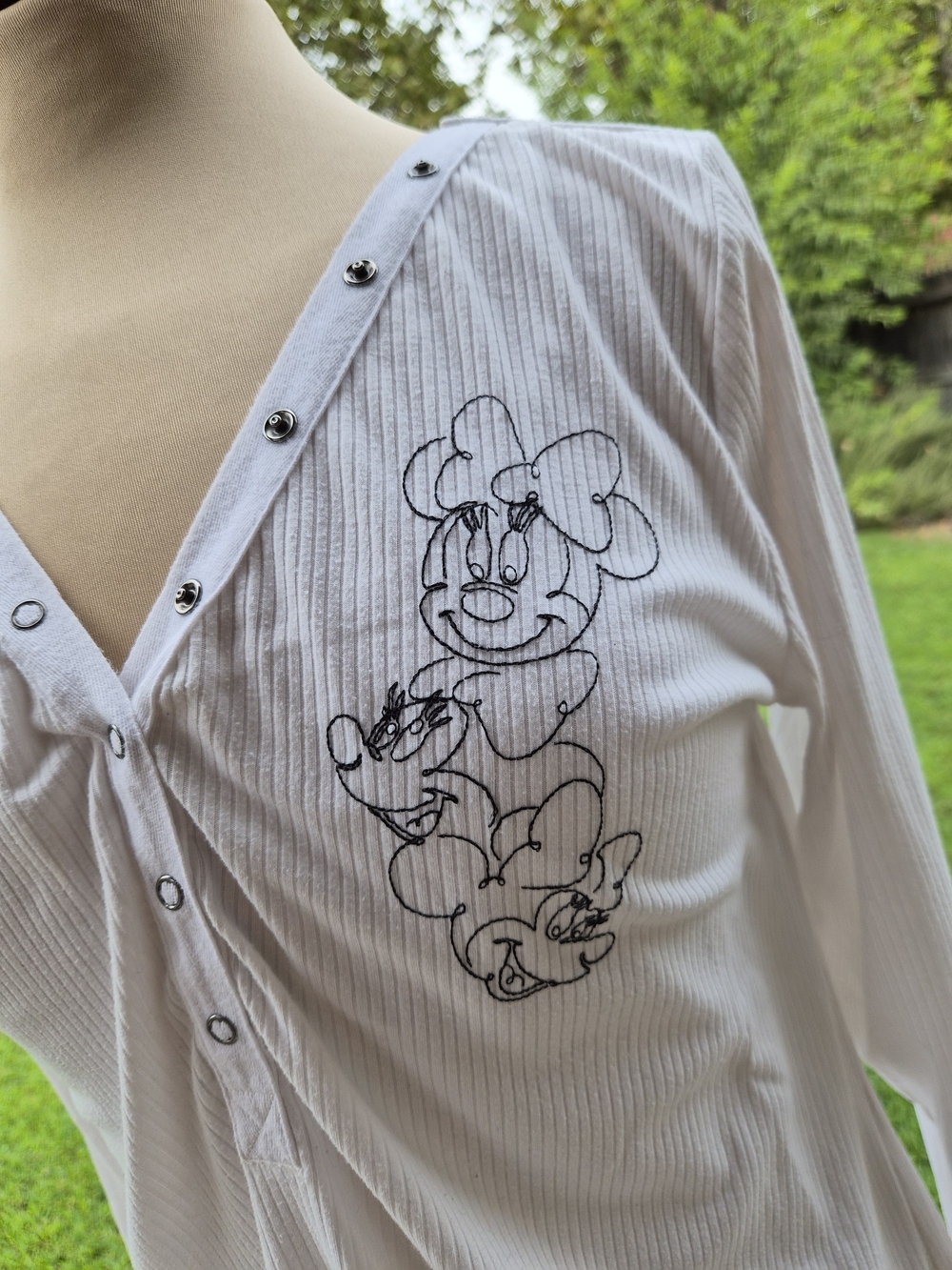 Torrid Disney White Ribbed Snap-Front Top with Minnie Mouse Outline #0496
